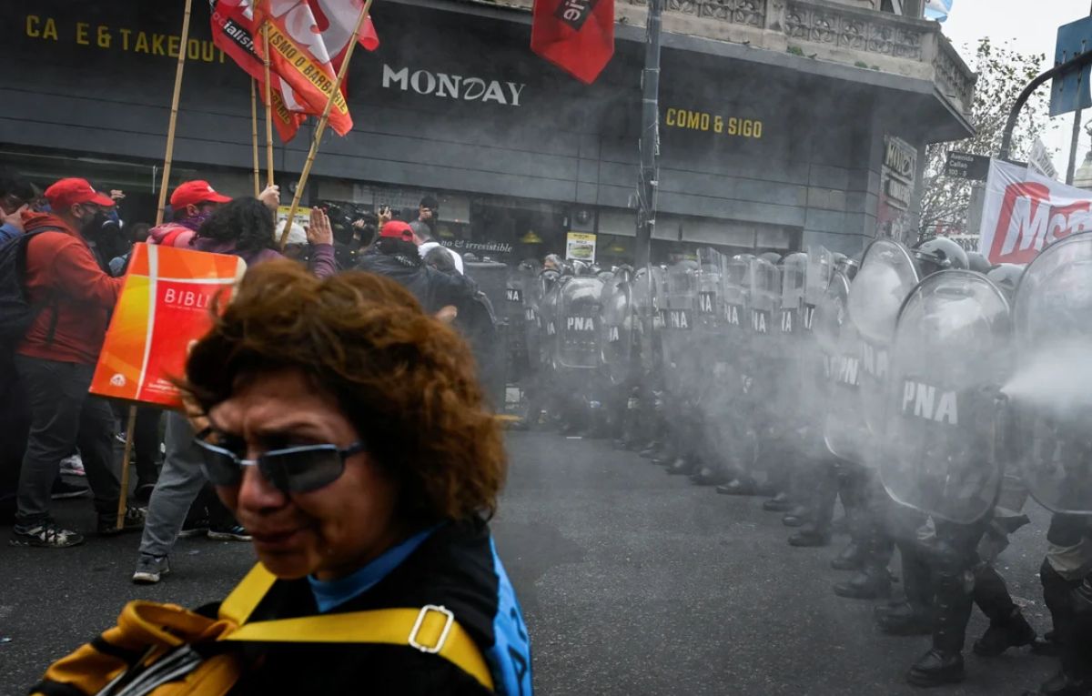 El presidente Javier Milei comunicó su postura frente a los incidentes que se registraron mientras se trata la Ley Bases en el Congreso.