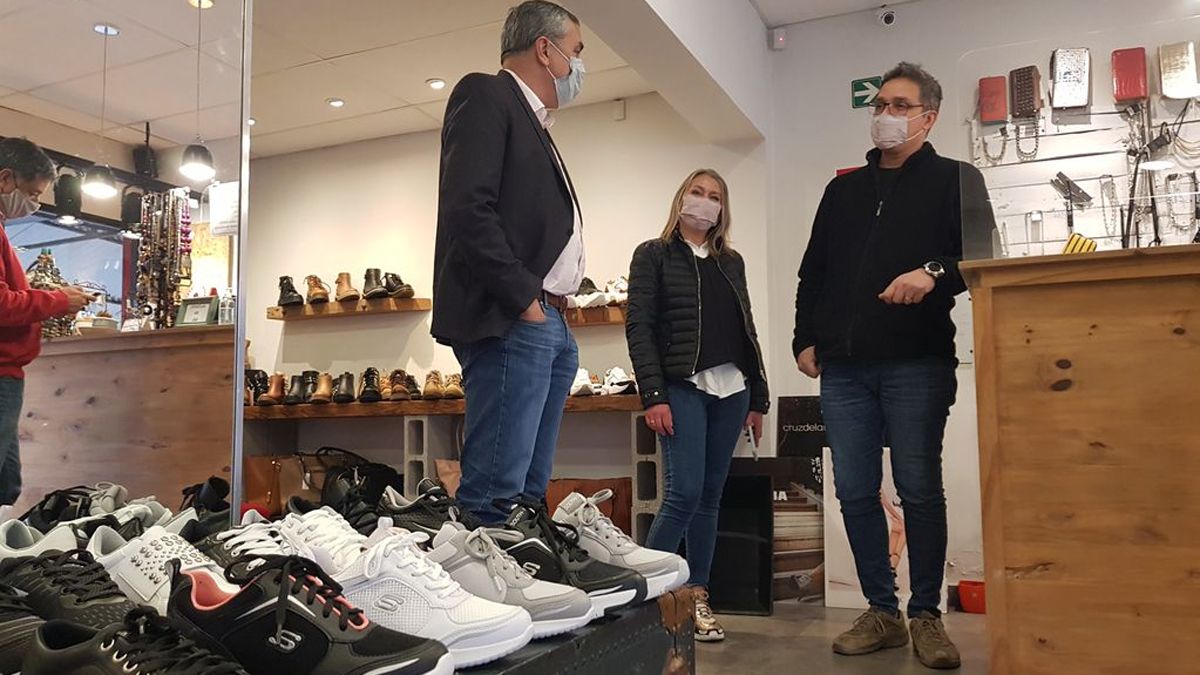 El ministro Enrique Vaquié recorrió algunos comercios adheridos a Mendoza Activa.