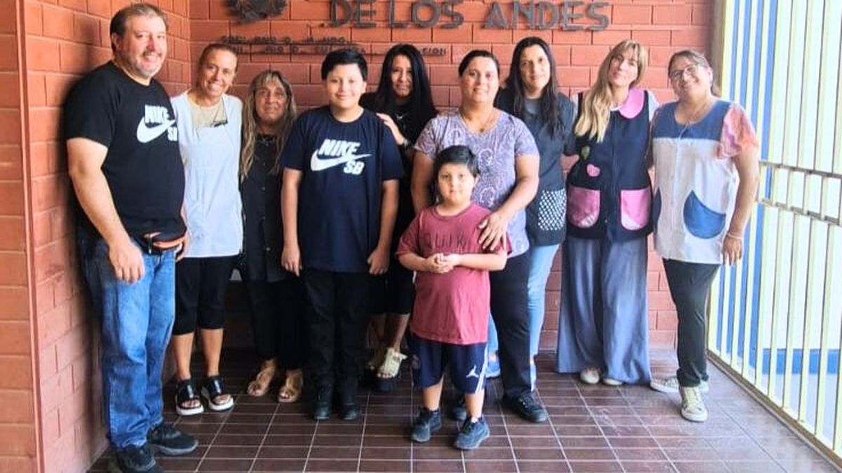 Marcelo (el niño de la izquierda) junto a su familia y equipo docente. Un día de emociones y despedidas. Marcelo (el niño de la izquierda) junto a su familia y equipo docente. Un día de emociones y despedidas.