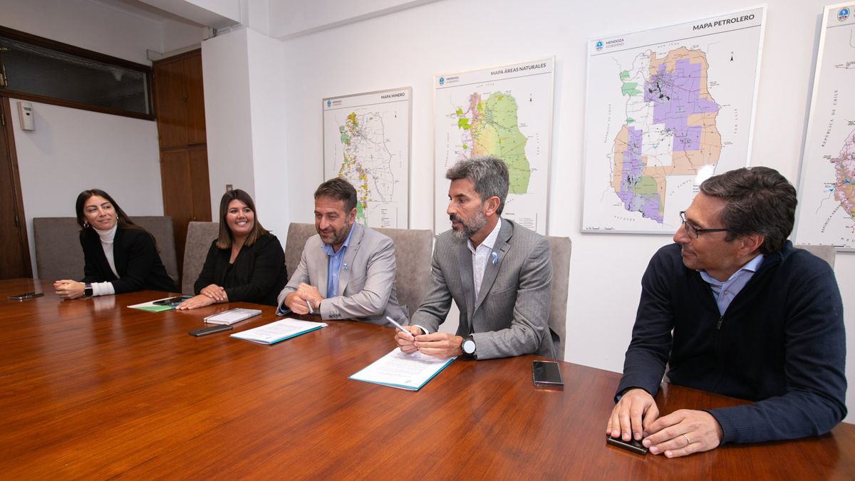 Mario Isgro y Ulpiano Suarez en la firma del convenio.