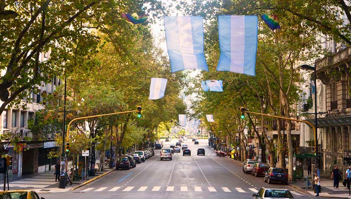 La Avenida de Mayo fue declarada Lugar Histórico Nacional, con sus Bares Notables y sus maravillosos edificios, reúne grandes atractivos. La Avenida de Mayo fue declarada Lugar Histórico Nacional, con sus Bares Notables y sus maravillosos edificios, reúne grandes atractivos.