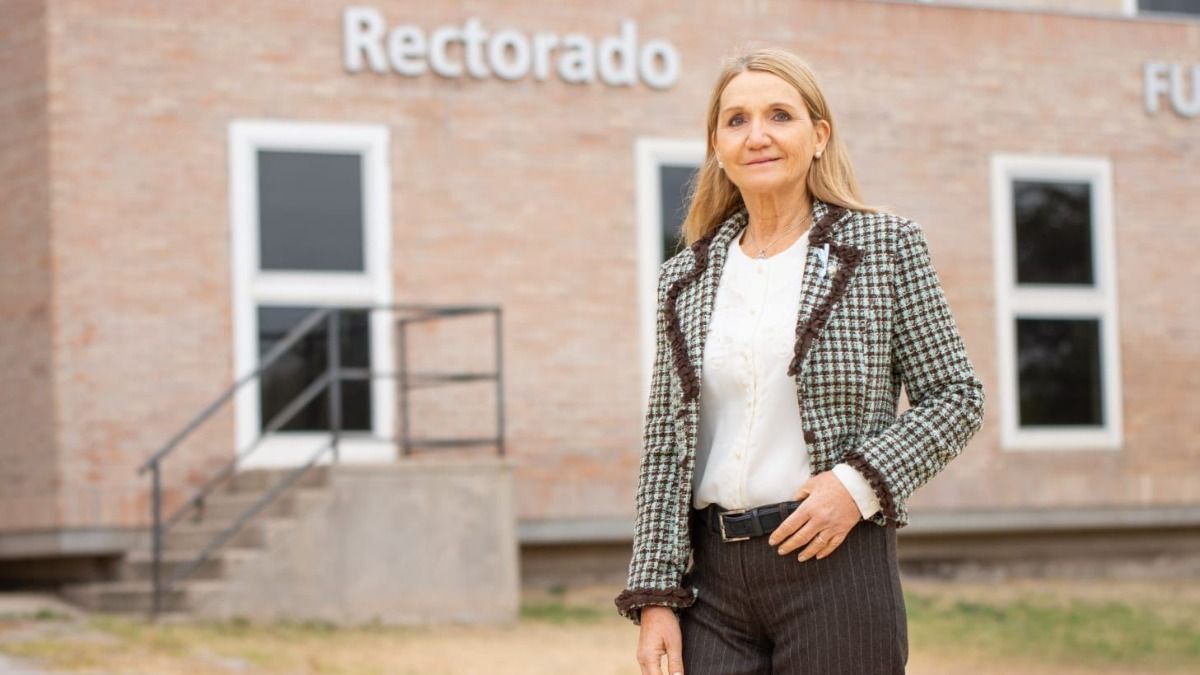 Adriana García es historiadora, docente e investigadora. Fue decana de Filosofía y Letras y secretaria académica de la UNCuyo.