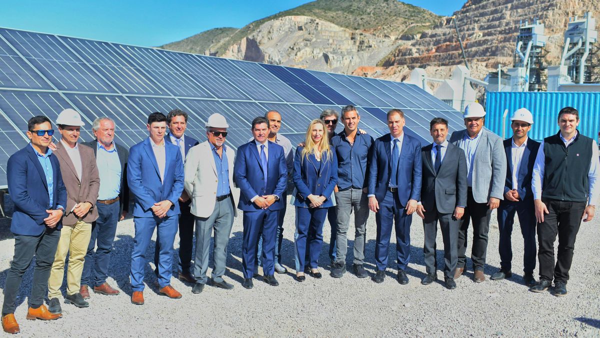 Karina Milei, junto al anfitrión Marcelo Orrego y otros funcionarios y empresarios, durante la presentación de la Mesa Federal Minera.