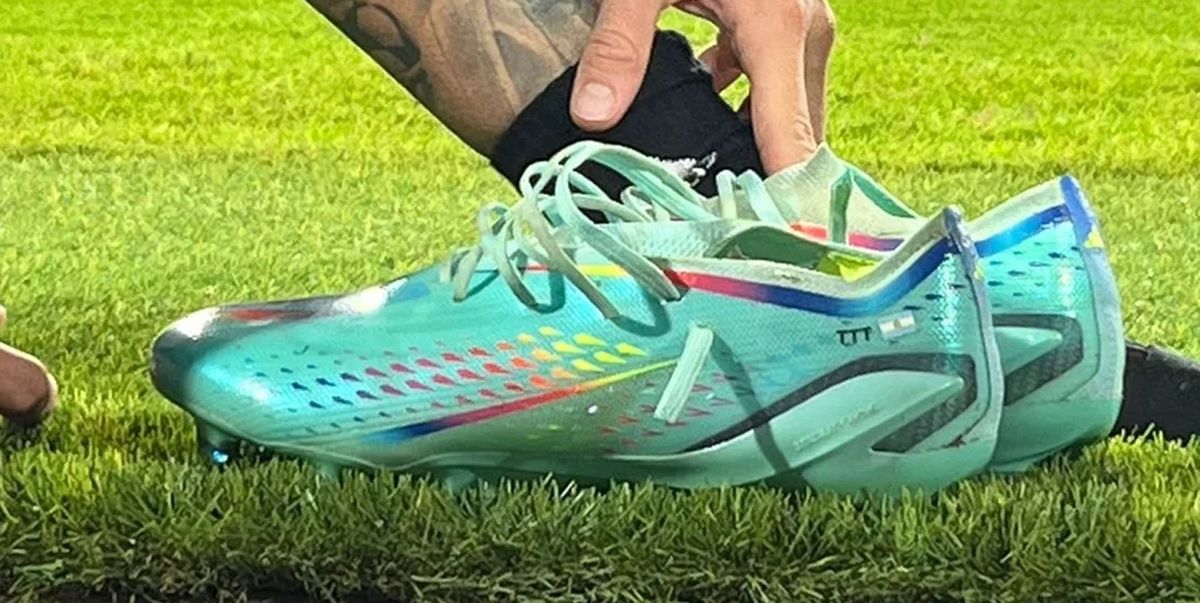 Los botines de Rodrigo De Paul, con un detalle para Tini Stoessel.