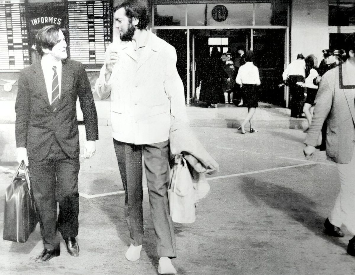 Paco Urondo junto a su amigo Julio Cortázar. Paco Urondo junto a su amigo Julio Cortázar.