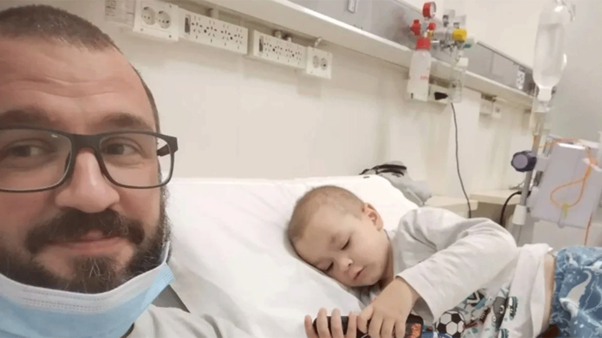 El pequeño Nico junto a su papá.