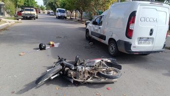 Un accidente entre una moto y una camioneta dejó a un hombre en el Central en grave estado
