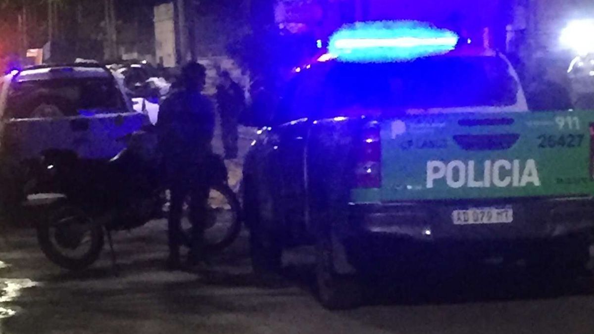 La mujer jugaba con un revolver para sacarse una foto, y el arma se disparó accidentalemte matando a un amigo de un balazo en la frente durante una fiesta clandestina, en Lanús