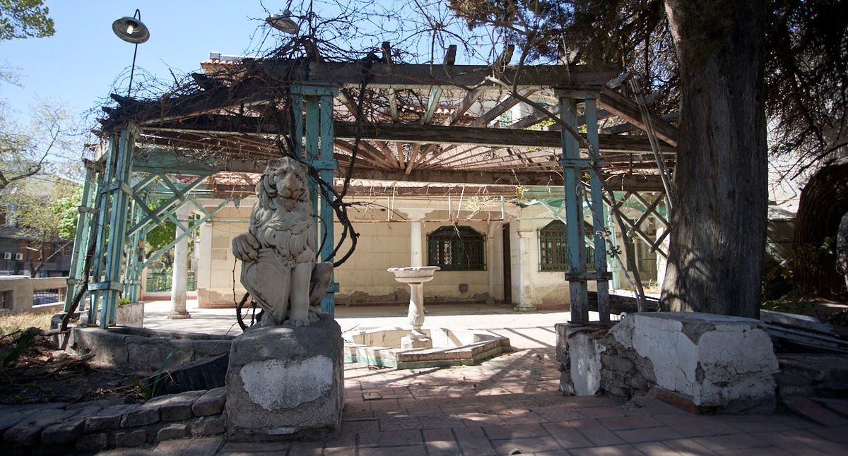 El jardín contaba con dos leones ornamentales, hoy solo queda uno de ellos. El jardín contaba con dos leones ornamentales, hoy solo queda uno de ellos.