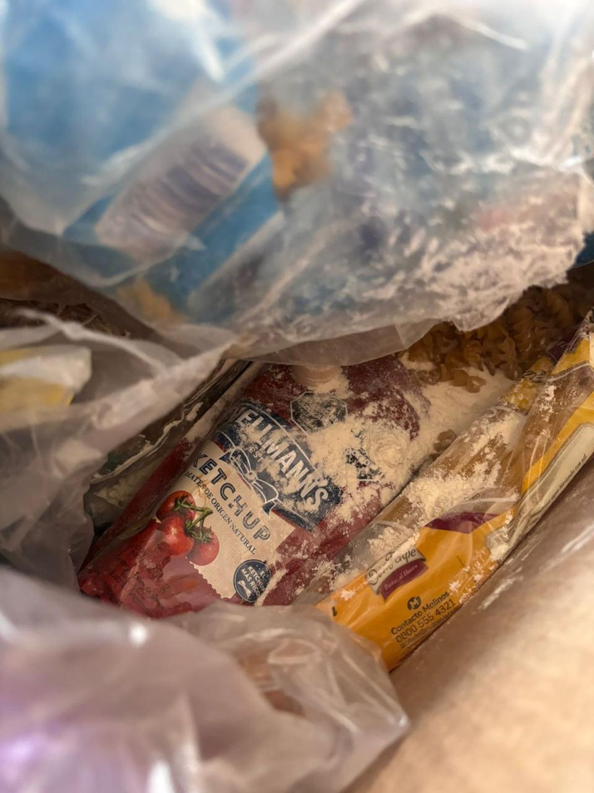 La mujer que hizo la donación les dijo que como mucho podía haber un paquete de fideos roto, pero la gente del comedor se encontró mucho más que eso. La mujer que hizo la donación les dijo que como mucho podía haber un paquete de fideos roto, pero la gente del comedor se encontró mucho más que eso.