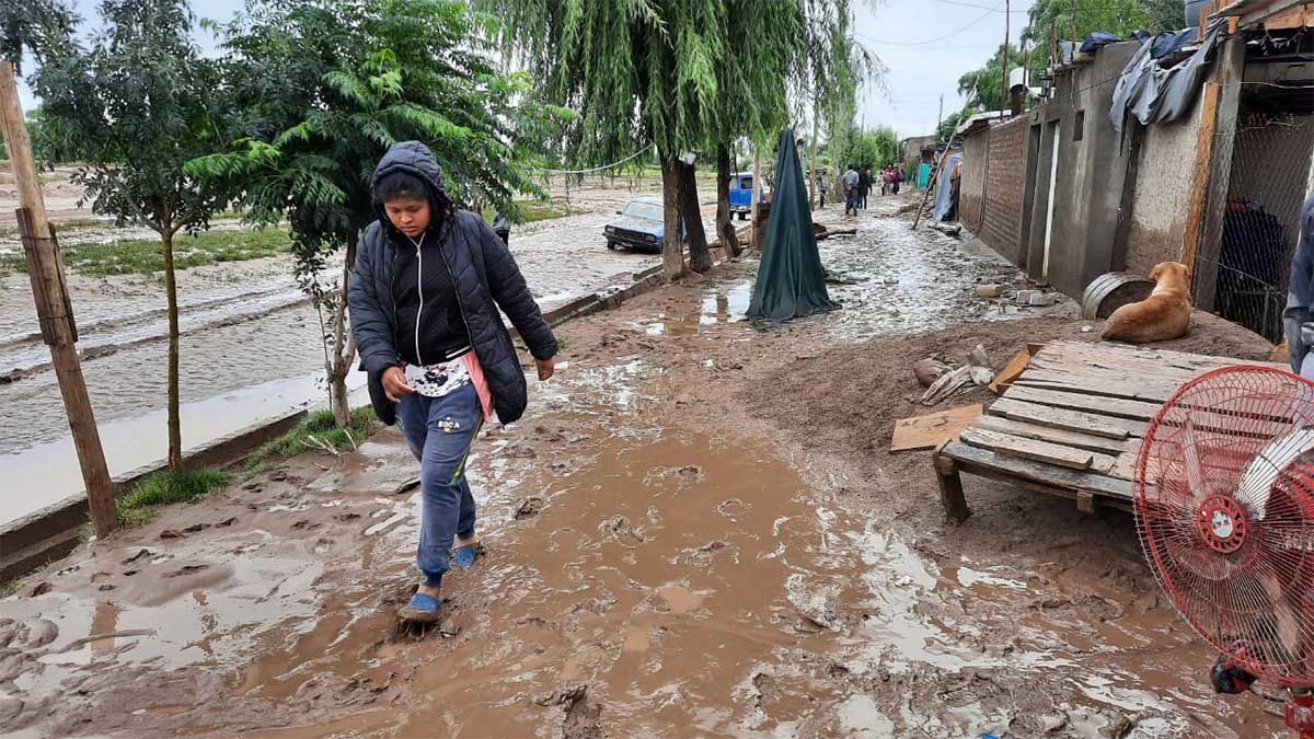Muchos trastornos provocaron las copiosas lluvias caídas este domingo por la noche en Mendoza y obligaron a Defensa Civil a realizar decenas de intervenciones y evacuaciones. Resultaron 10 casas afectadas y dañadas por el agua.