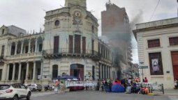 Municipales protestaron frente a la comuna por el aumento por decreto