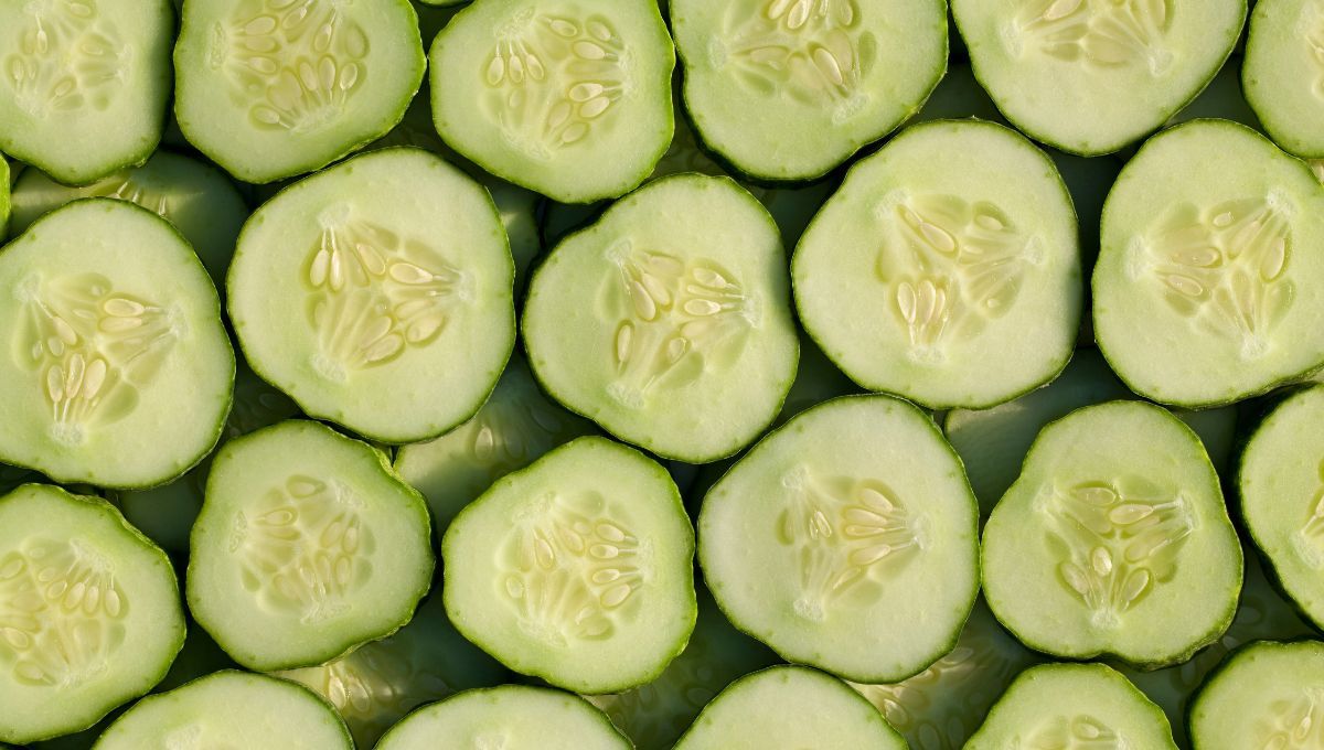 El pepino ayuda a mantener la piel firme y evita la aparición de las arrugas. El pepino ayuda a mantener la piel firme y evita la aparición de las arrugas.