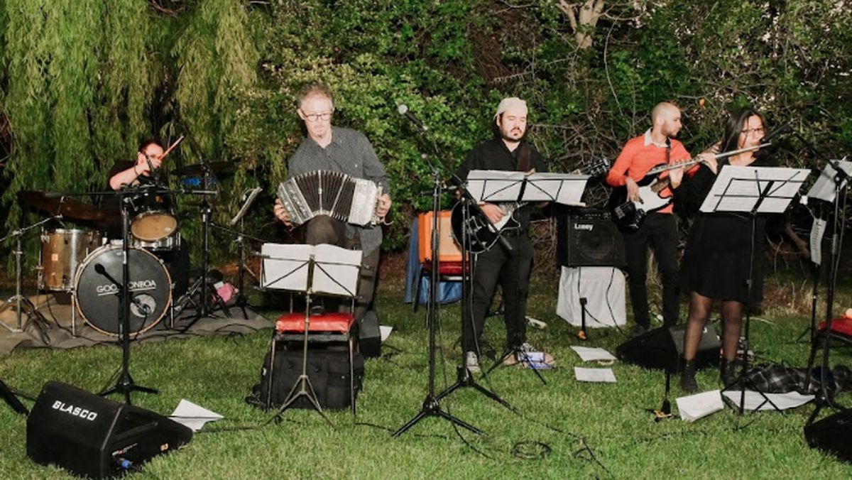 Piazzollazo es un quinteto electrónico inspirado en el clásico octeto electrónico de Astor Piazzolla.