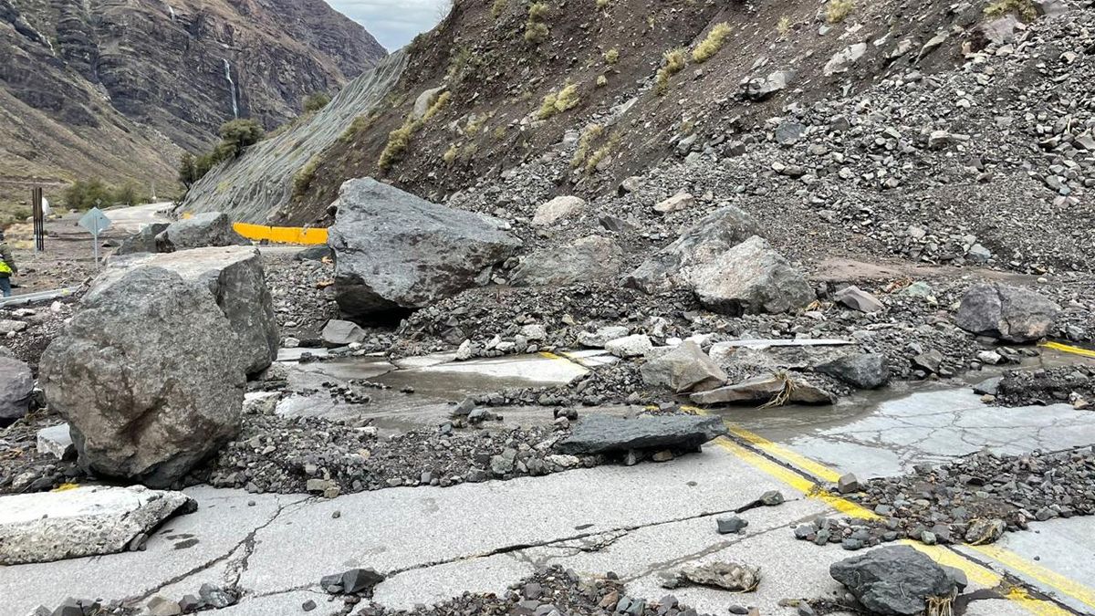 Guardia Vieja, en Chile. Una de las partes del camino bloqueado por el desprendimiento de rocas. El Paso Cristo Redentor estará cerrado una semana por lo menos.