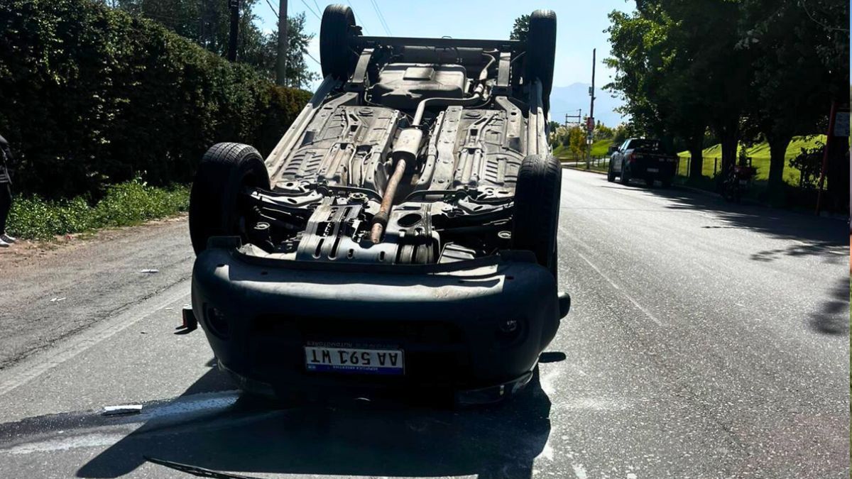 Dos personas fueron hospitalizadas tras volcar en una furgoneta en Aráoz y Acceso Sur