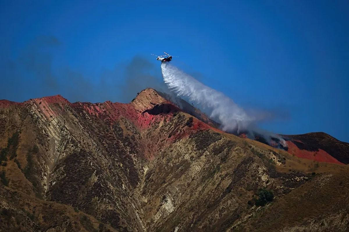 El incendio Canyon arde en las laderas cubiertas de maleza de Castaic