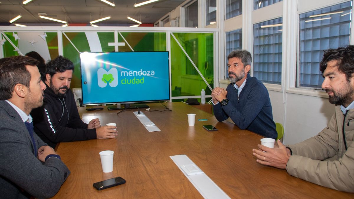 El intendente Ulpiano Suarez se reunió en el coworking del edificio comunal para cerrar un convenio con Manuel Beaudroit, presidente de Belo Cash, empresa que aportará la aplicación necesaria para que los comercios de la ciudad de Mendoza reciban como modo de pago criptomonedas, posicionándose como una Ciudad Cripto-Friendly.