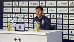 El Apache habló ante los micrófonos. El Apache habló ante los micrófonos.