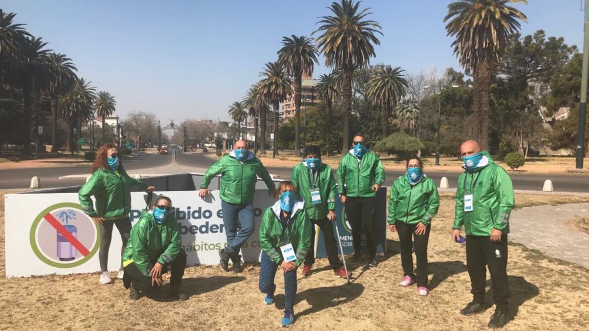 Personal de la Subsecretaría de Deportes de la Provincia, cumpliendo controles sobre los paseantes en el parque San Martín, una de las tareas a las que fueron reasignados por la pandemia.