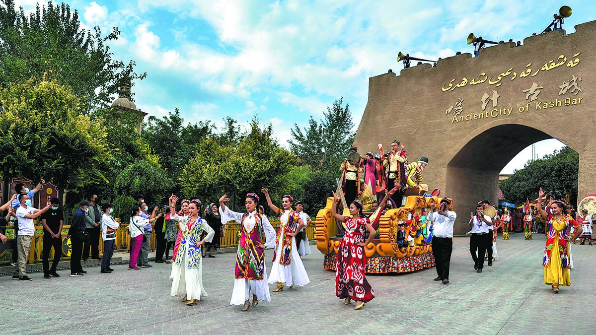 Los turistas ven un espectáculo de danza en el casco histórico de Kashgar. MA KAI / XINHUA &nbsp;