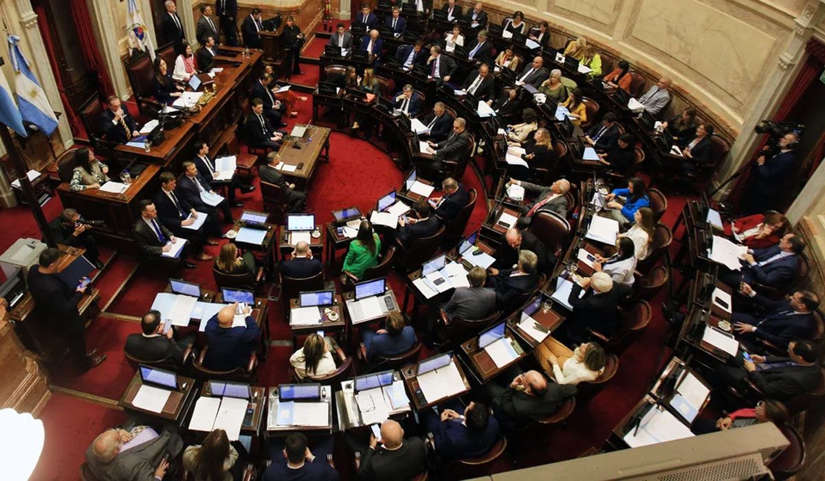 La Cámara de Senadores decidirá este jueves a partir de las 10 qué sucederá con el sueldo de los legisladores. La Cámara de Senadores decidirá este jueves a partir de las 10 qué sucederá con el sueldo de los legisladores.
