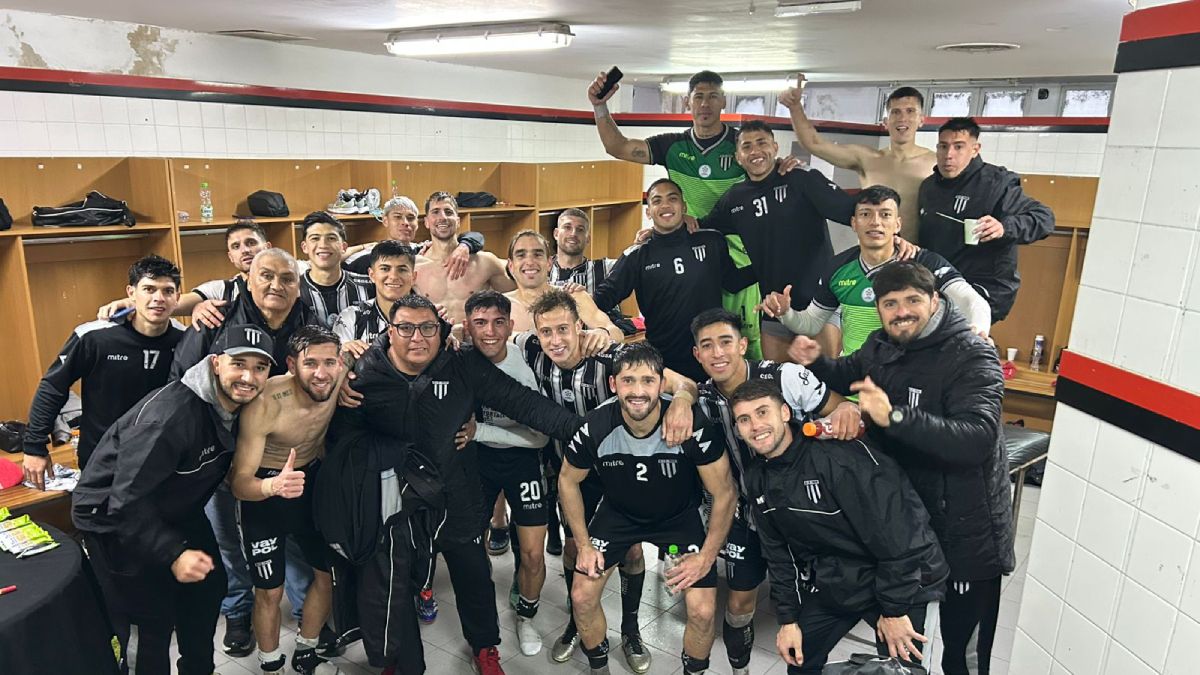 Hubo gran festejo por el triunfo en el camar&iacute;n de Gimnasia y Esgrima de Mendoza tras en &eacute;xito en el estadio Brigadier General Estanislao L&oacute;pez, de Col&oacute;n de Santa Fe.