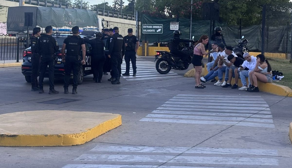 La pelea se inició en un boliche de calle 25 de Mayo de Dorrego. Hubo varios demorados.  La pelea se inició en un boliche de calle 25 de Mayo de Dorrego. Hubo varios demorados.