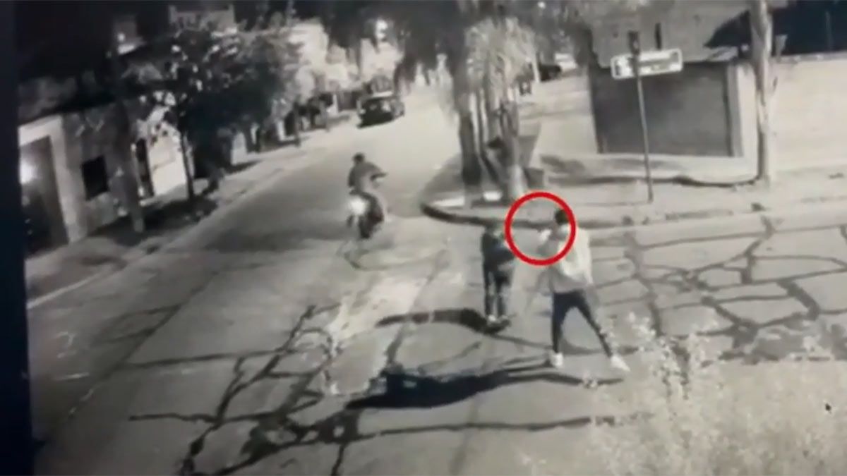 Captura de video: momento en el que el policía mató al ladrón que quiso robarle.