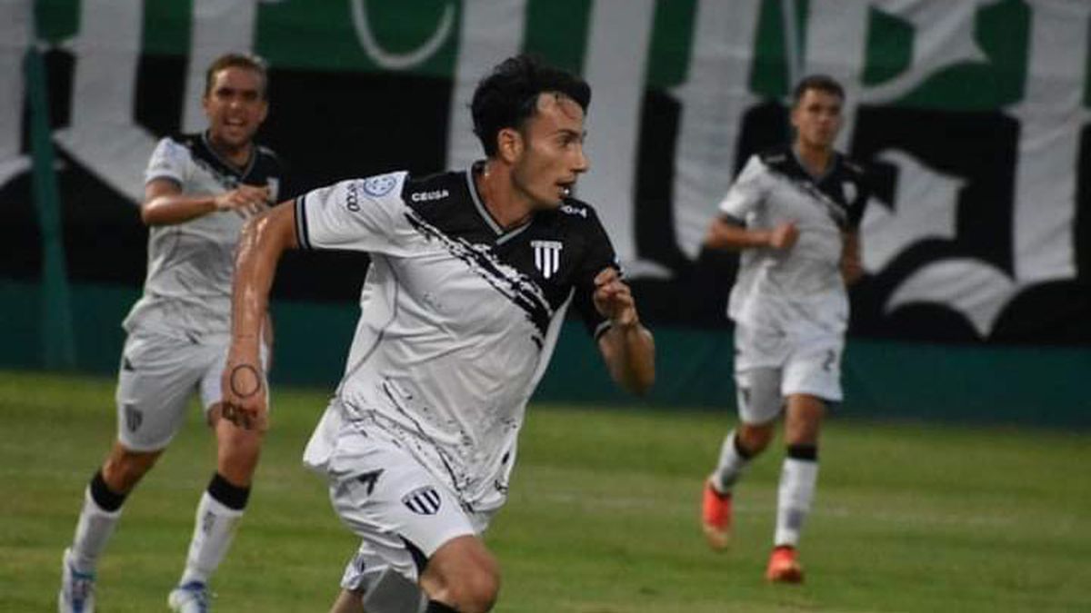 Santiago López, el buen volante de Gimnasia y Esgrima.