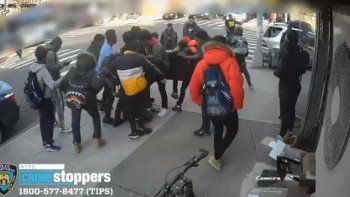 Video explícito: brutal paliza de 20 adolescentes a una chica de 15 en plena calle de Nueva York