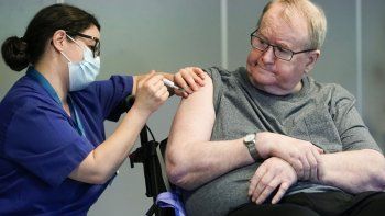 Noruega advirtió que las vacunas contra el coronavirus pueden ser riesgosas para los mayores de 80 años