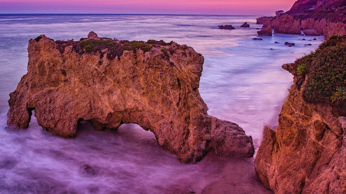 La playa estatal El Matador está ubicada en Malibú, California. La playa estatal El Matador está ubicada en Malibú, California.