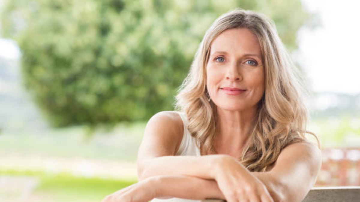 Esta técnica se caracteriza por integrar las canas al cabello de forma suave.