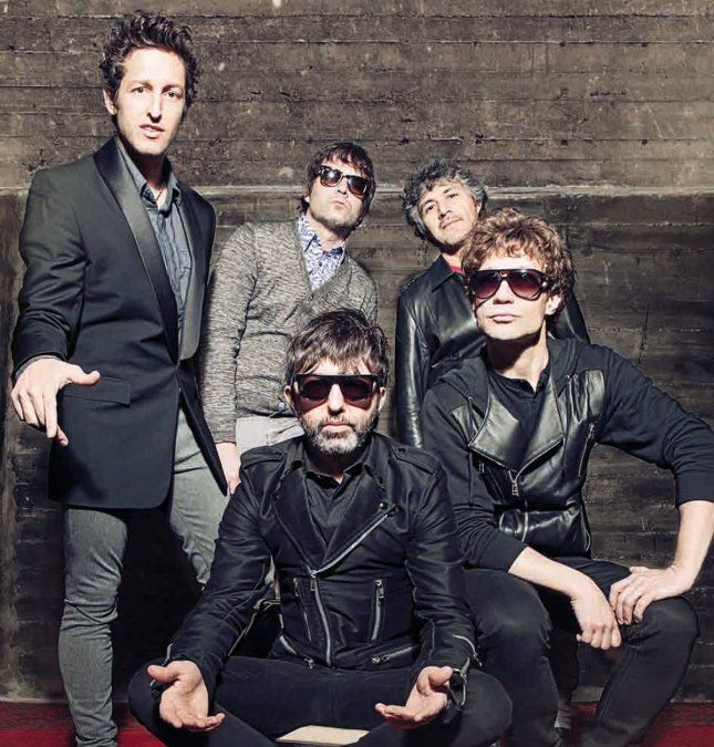 El cantante y vocalista de Babasónicos, Adrián Dárgelos (en el centro), cumple hoy 54 años.