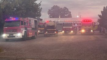 Un incendio en una fábrica de chizitos de Maipú terminó con pérdidas totales en dos galpones Un incendio en una fábrica de chizitos de Maipú terminó con pérdidas totales en dos galpones