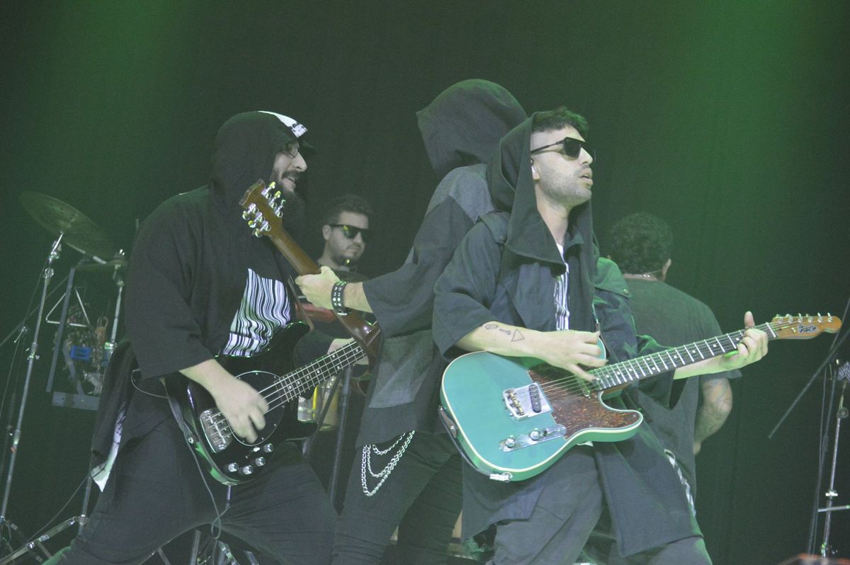 La enérgica banda Cruzando el Charco llegó a Mendoza desde San Luis y partieron rumbo a San Juan para tocar este domingo 1 de diciembre. La enérgica banda Cruzando el Charco llegó a Mendoza desde San Luis y partieron rumbo a San Juan para tocar este domingo 1 de diciembre.