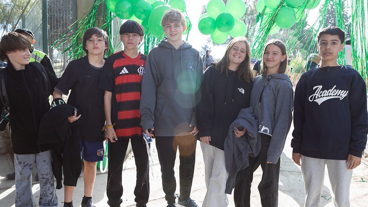 Un grupo de chicos del barrio posan antes de ingresar al sector del golf donde los esperaba el paintball, entre otros juegos. Un grupo de chicos del barrio posan antes de ingresar al sector del golf donde los esperaba el paintball, entre otros juegos.