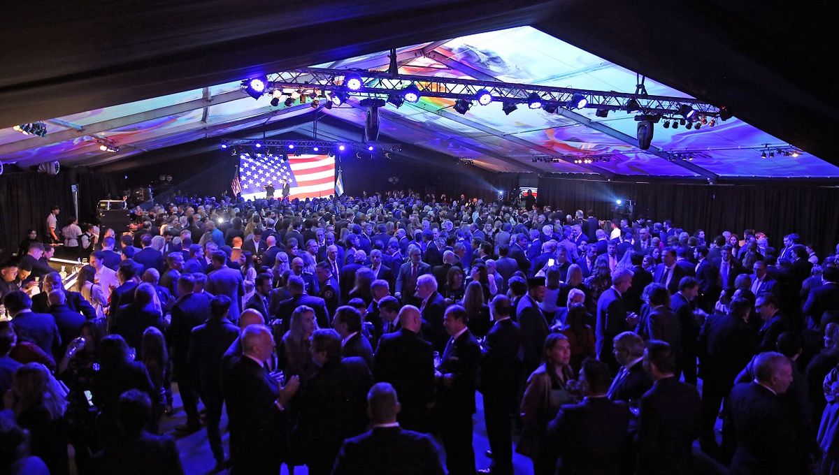 Más de 1500 invitados, incluyendo a numerosos líderes del sector público y privado.