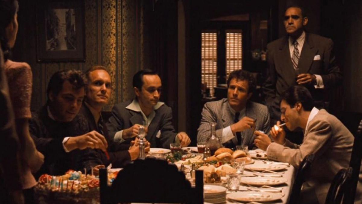 James Caan, en el papel de "Sonny" Corleone en el exitoso film El Padrino, aparece junto a Marlon Brando y Al Pacino 