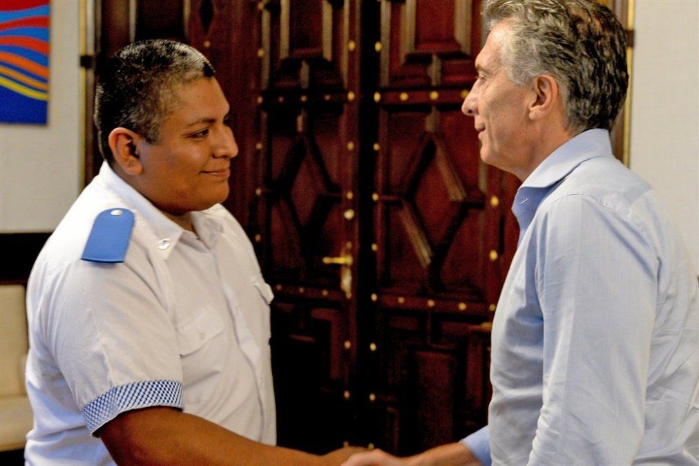 Tras el asalto, el ex presidente Mauricio Macri recibió al policía Luis Chocobar, en clara referencia a que su gestión respaldaba el accionar del efectivo.