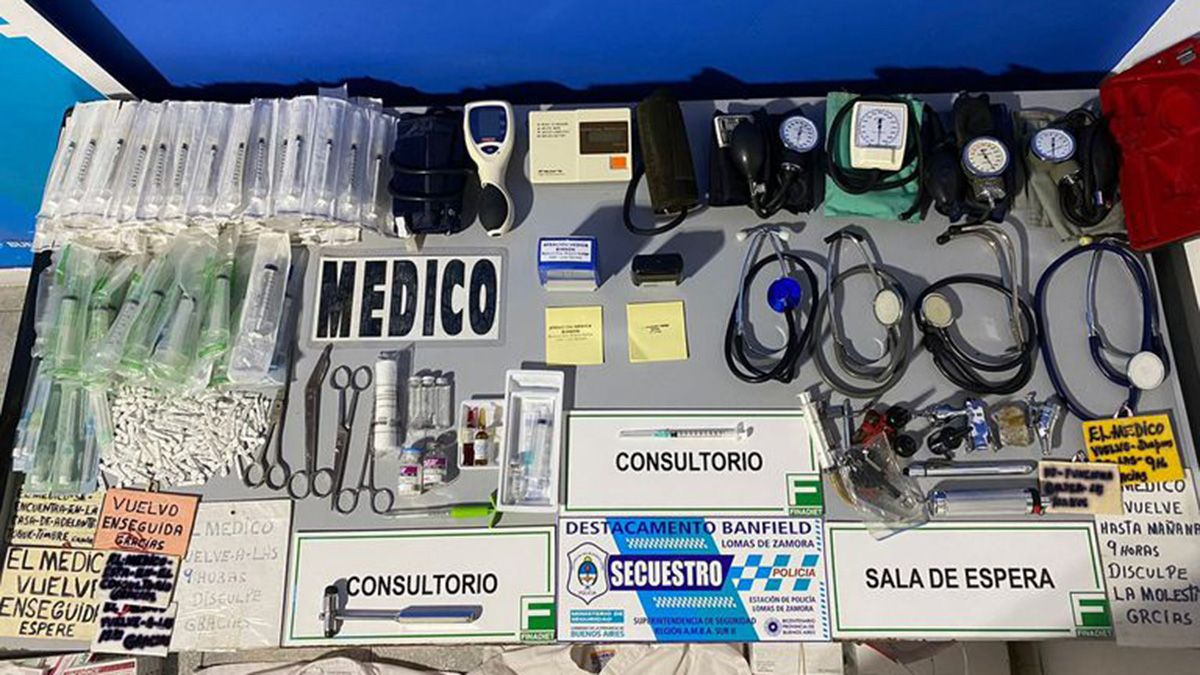 Los elementos que fueron secuestrados en el consultorio del falso médico, en una vivienda de la localidad de Almirante, durante el allanamiento ordenado por la justicia