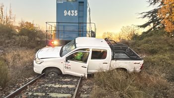 Un tren arrastró a una camioneta por más de 100 metros pero no hubo víctimas en el accidente Un tren arrastró a una camioneta por más de 100 metros pero no hubo víctimas en el accidente
