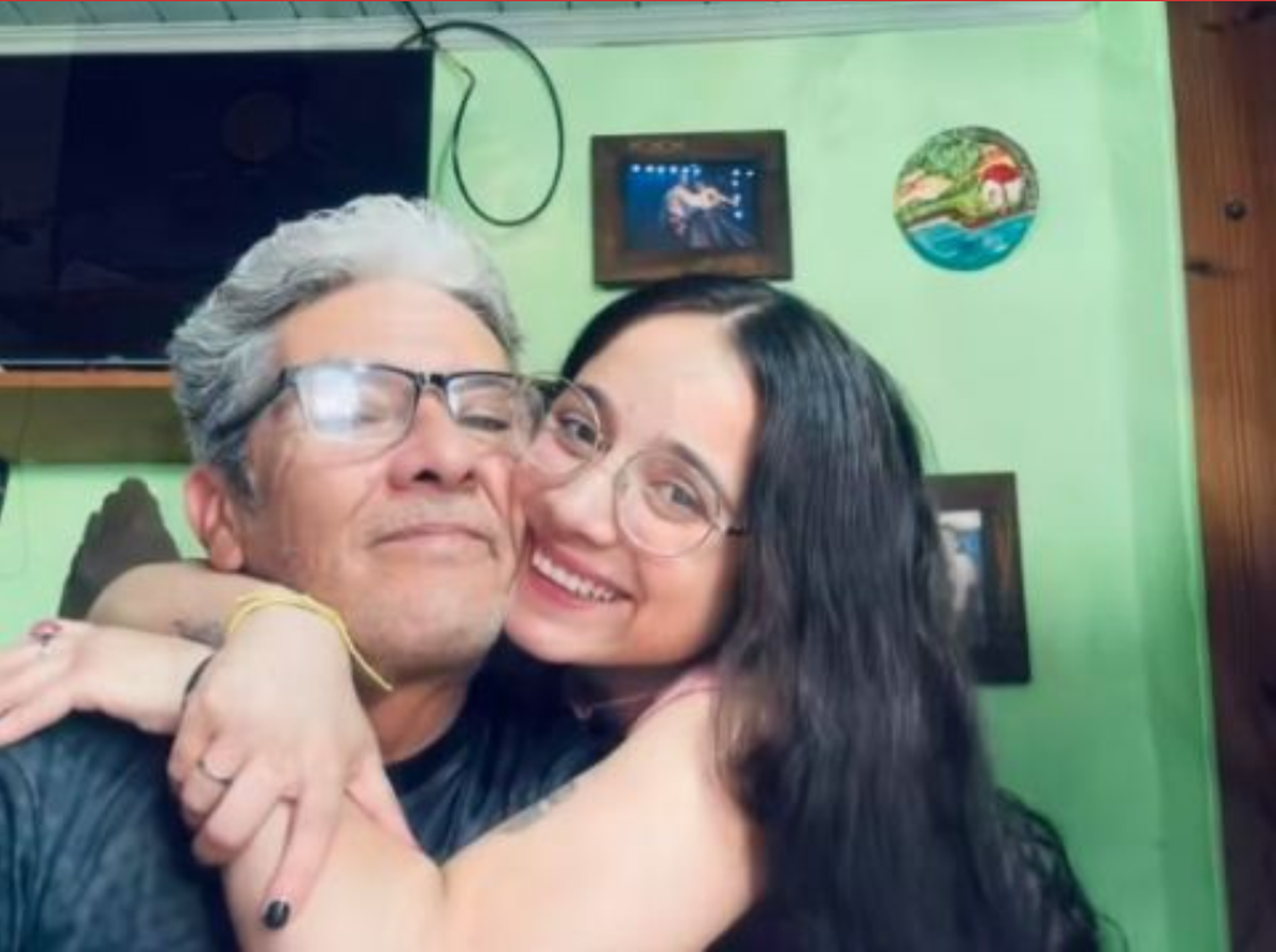 Polémica relación: un hombre de 55 años se puso de novio con su ex nuera de 21