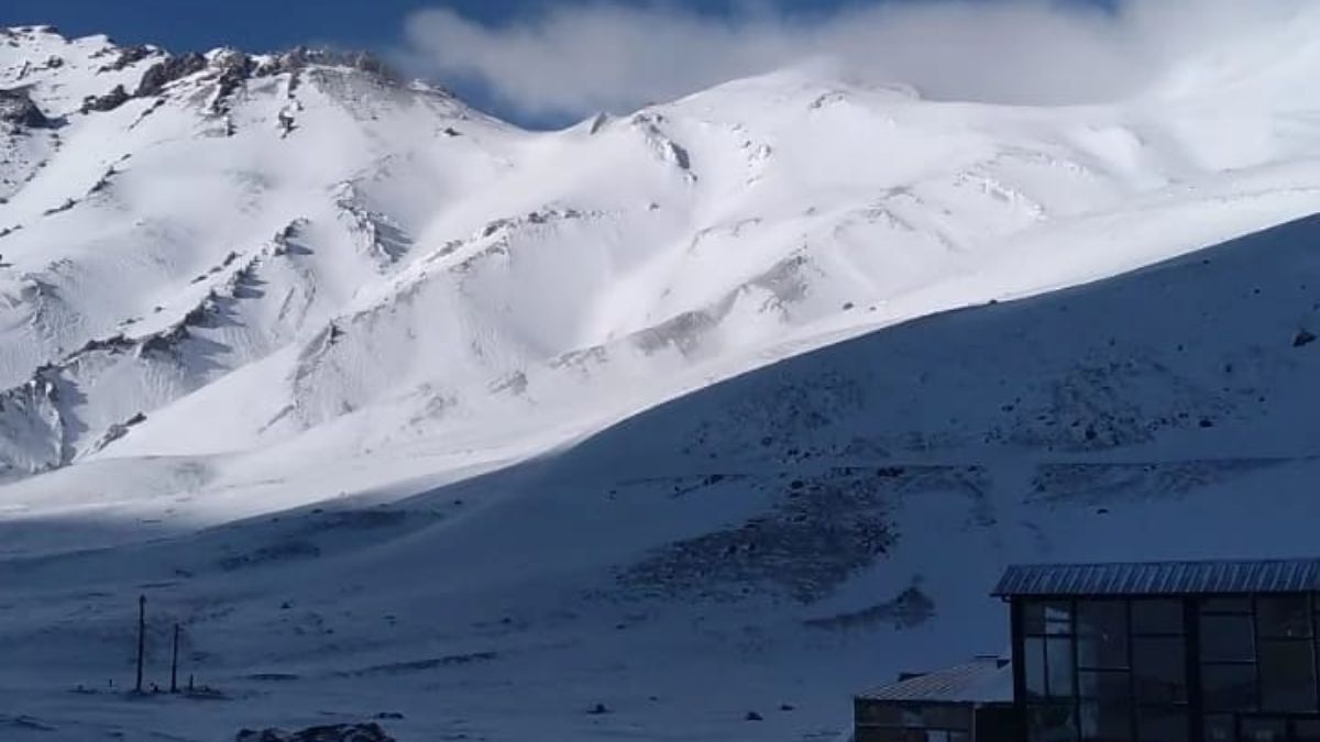 Así se presentaba al mediodía el cielo en la villa fronteriza de Las Cuevas, con cielo despejado.