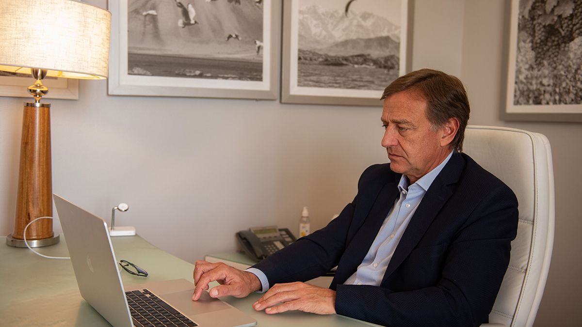 El gobernador Rodolfo Suarez durante el encuentro virtual por la capitalizaci&oacute;n de la empresa IMPSA.
