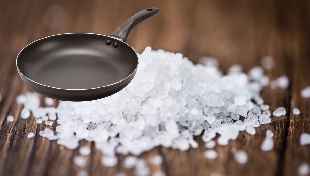 La sal absorbe la suciedad y actúa como exfoliante. La sal absorbe la suciedad y actúa como exfoliante.