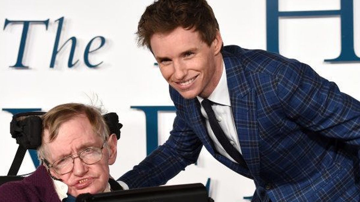 Eddie Redmayne y Stephen Hawking durante la presentación de la película La teoría del todo.