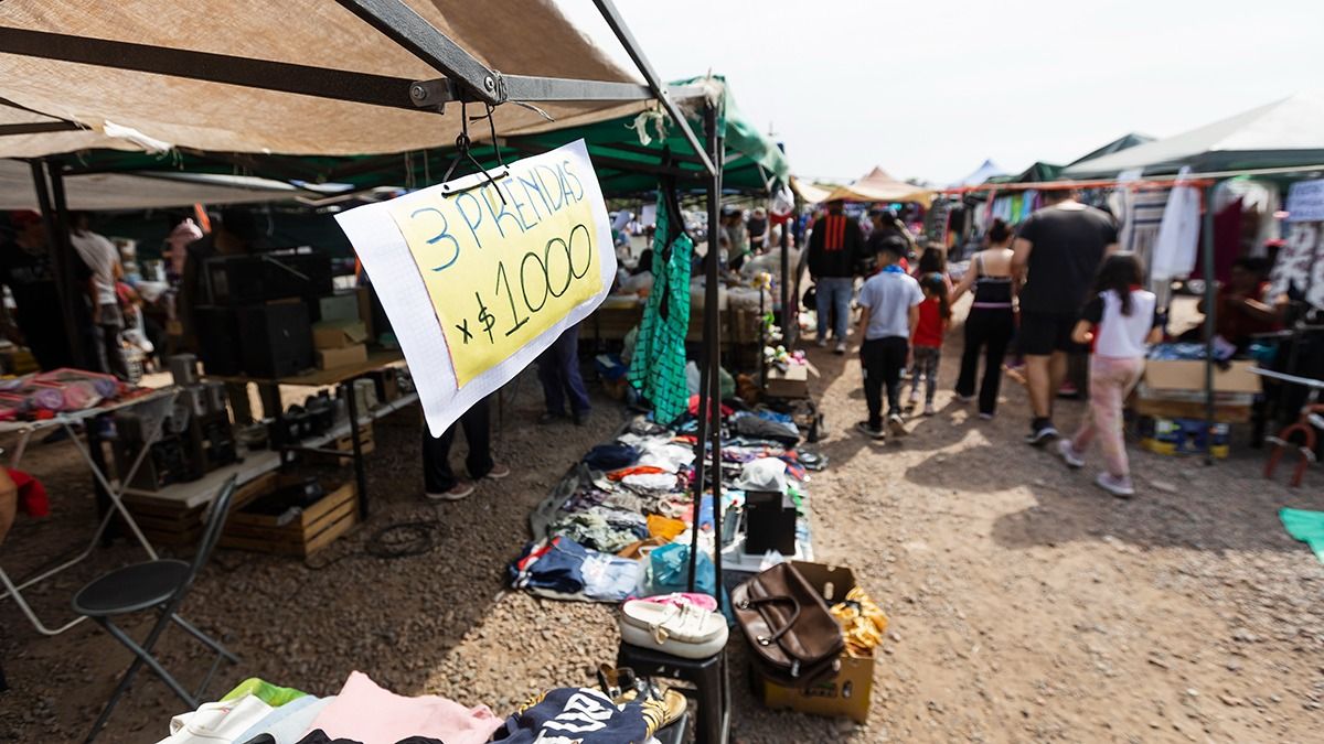 Cada vez más mendocinos buscan precios convenientes en las ferias populares. Algunos porque van a comprar y otros porque van a vender.