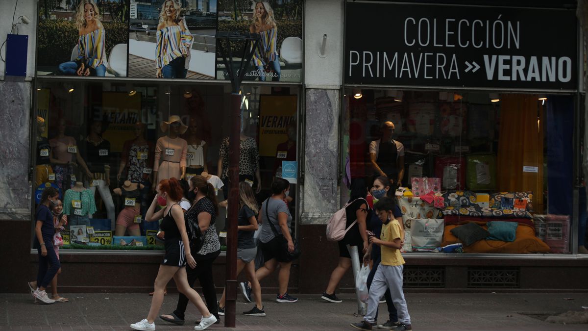 Para aprovechar las ventas de fin de año, los comerciantes atenderán este martes en los horarios de siempre.